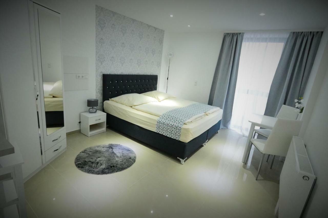 Hr Hotel *